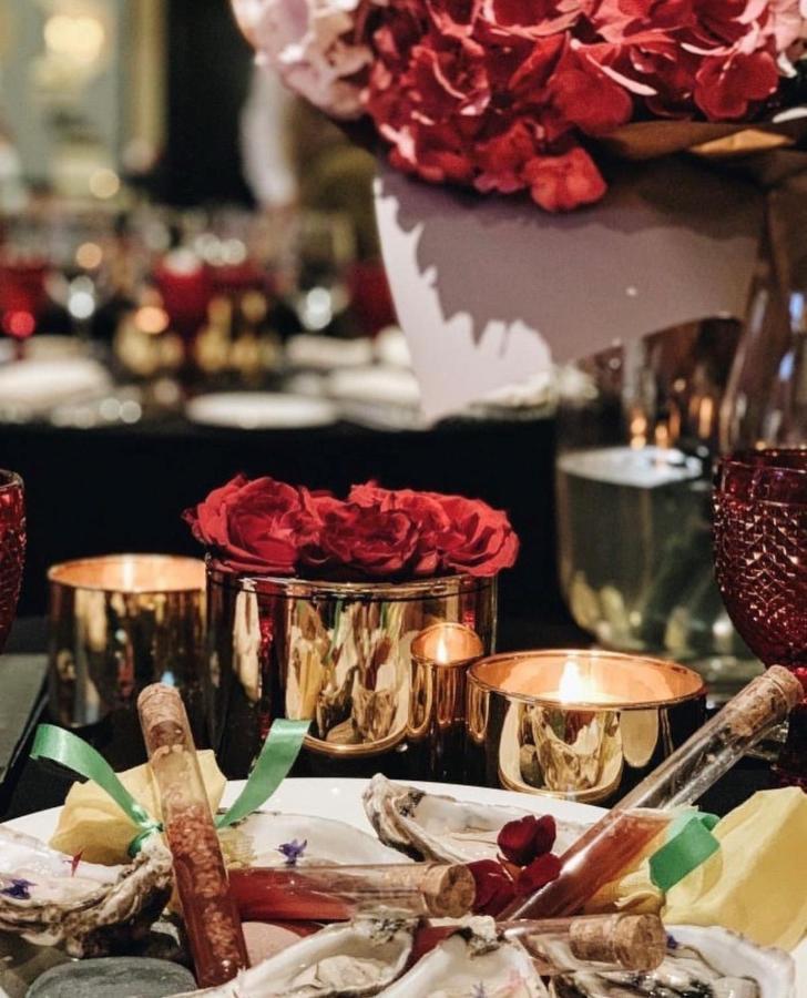 Narutis Hotel - Small Luxury Hotels Of The World Вилнюс Екстериор снимка A table decorated for Christmas