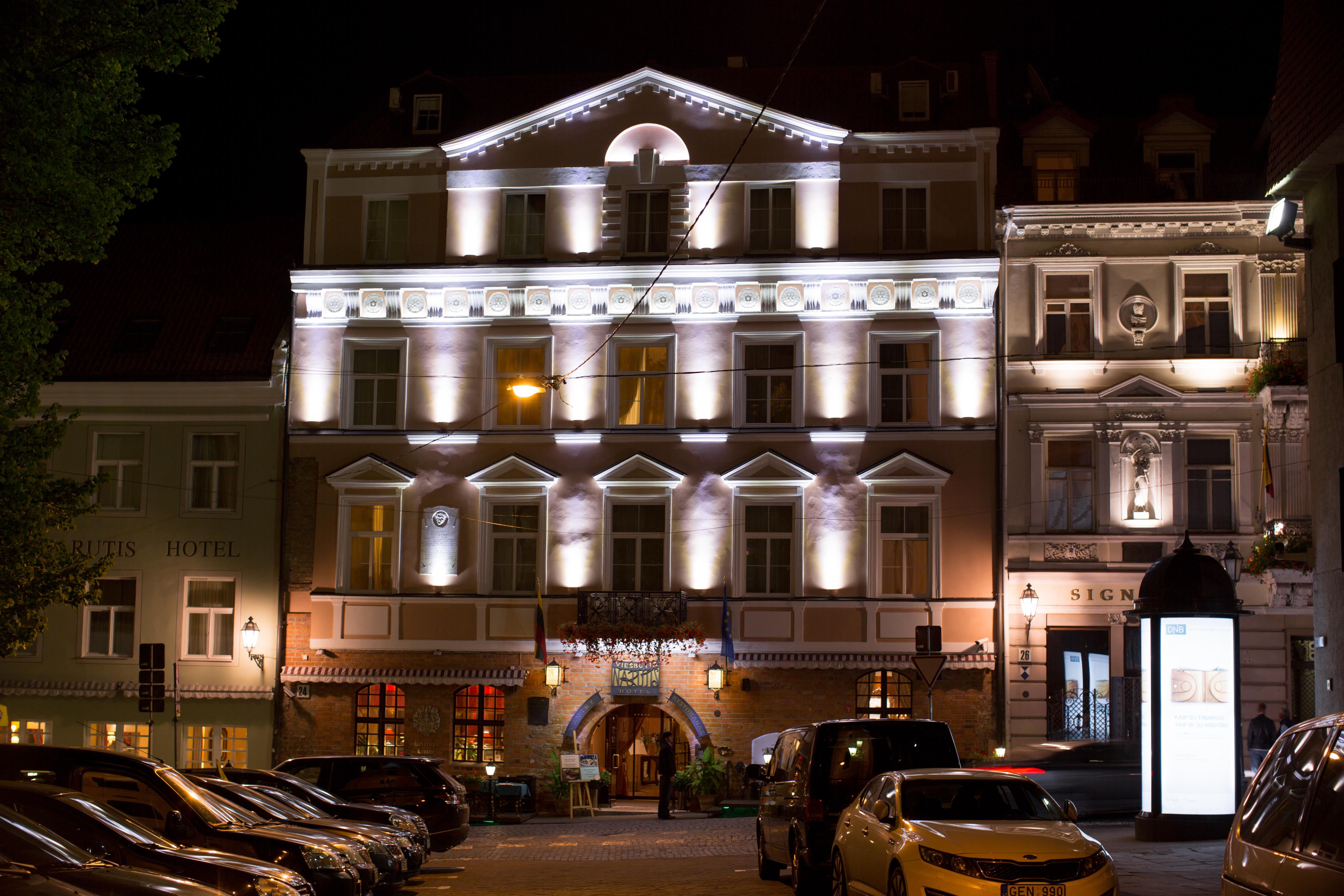 Narutis Hotel - Small Luxury Hotels Of The World Вилнюс Екстериор снимка The hotel at night