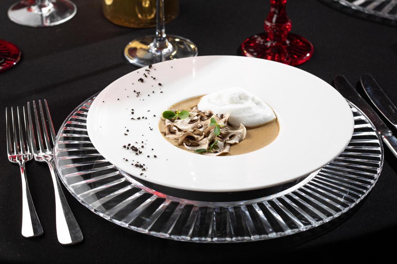 Narutis Hotel - Small Luxury Hotels Of The World Вилнюс Екстериор снимка A plate of food