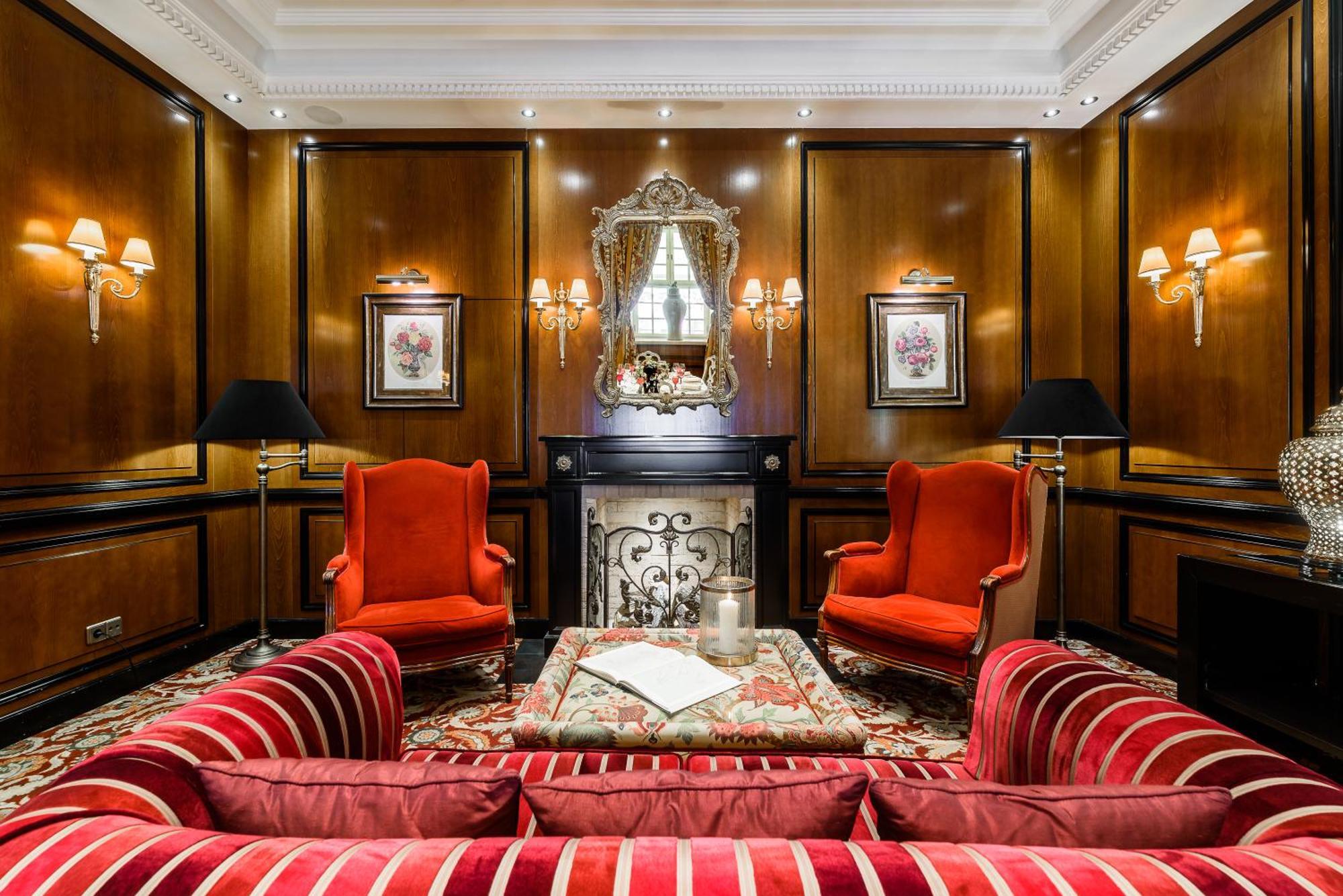 Narutis Hotel - Small Luxury Hotels Of The World Вилнюс Екстериор снимка The fireplace in the lobby
