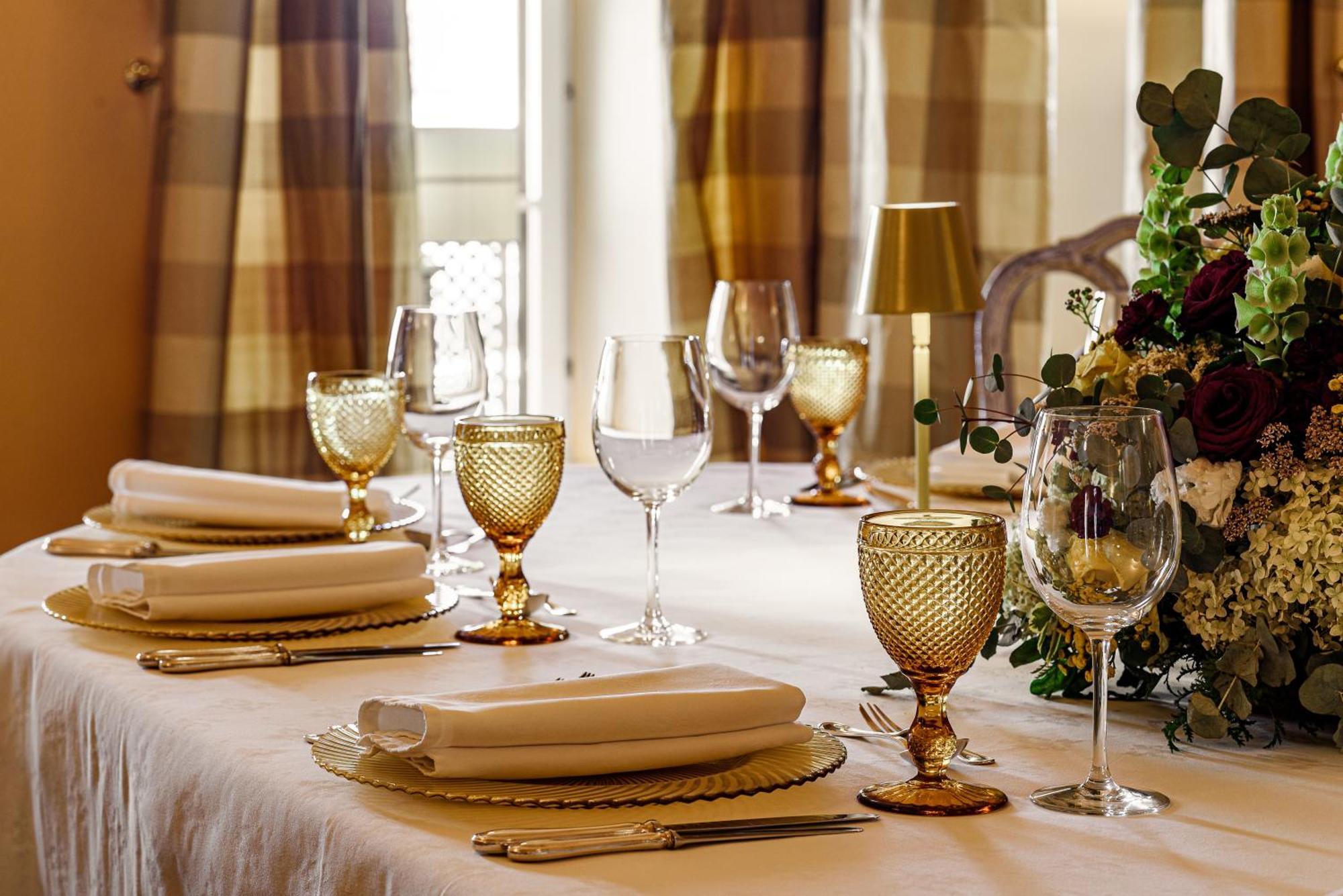 Narutis Hotel - Small Luxury Hotels Of The World Вилнюс Екстериор снимка A table set for a formal dinner