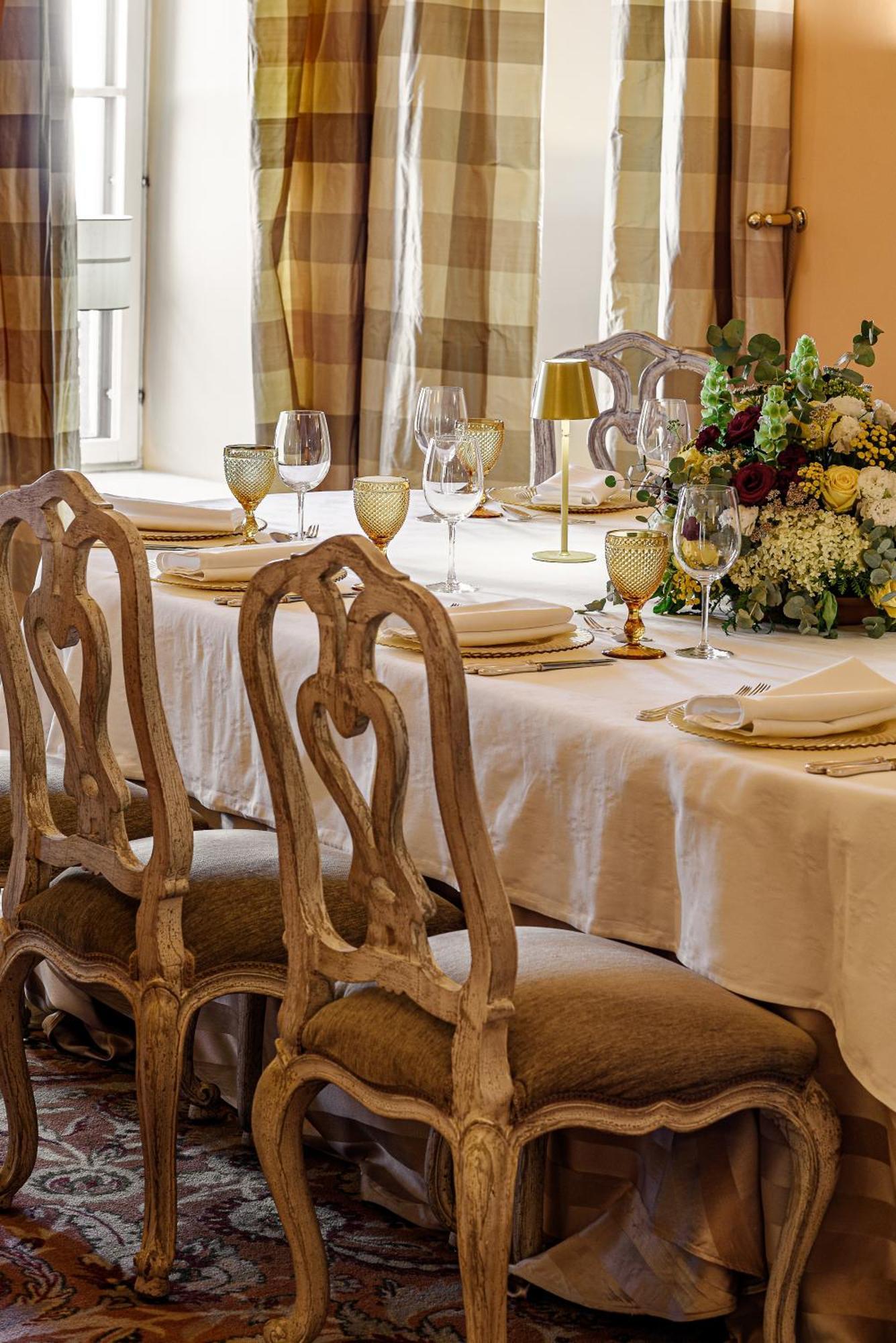 Narutis Hotel - Small Luxury Hotels Of The World Вилнюс Екстериор снимка A table set for a formal dinner