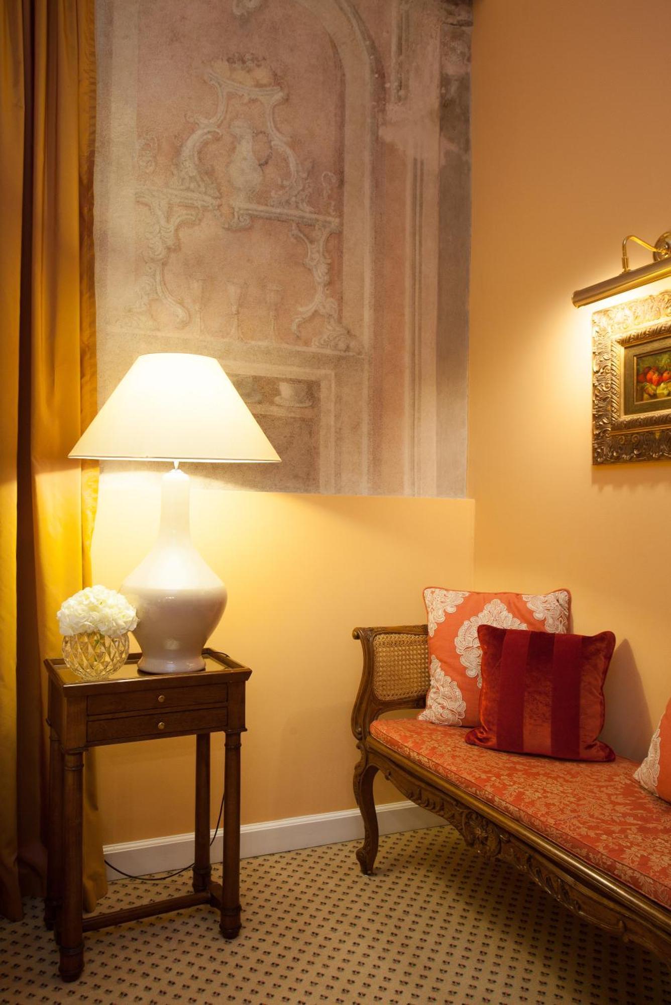 Narutis Hotel - Small Luxury Hotels Of The World Вилнюс Стая снимка A table lamp