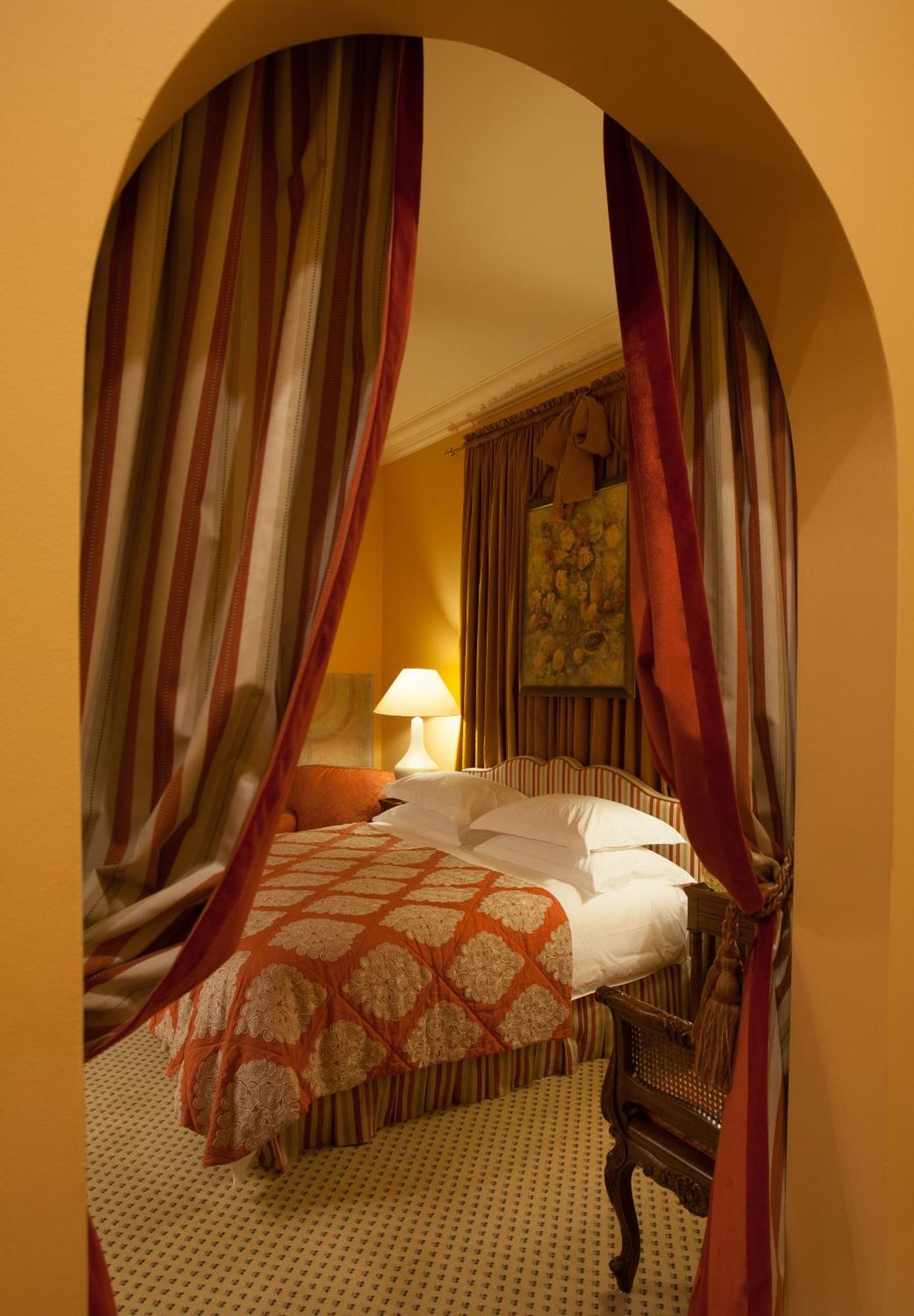 Narutis Hotel - Small Luxury Hotels Of The World Вилнюс Стая снимка A bed with a canopy