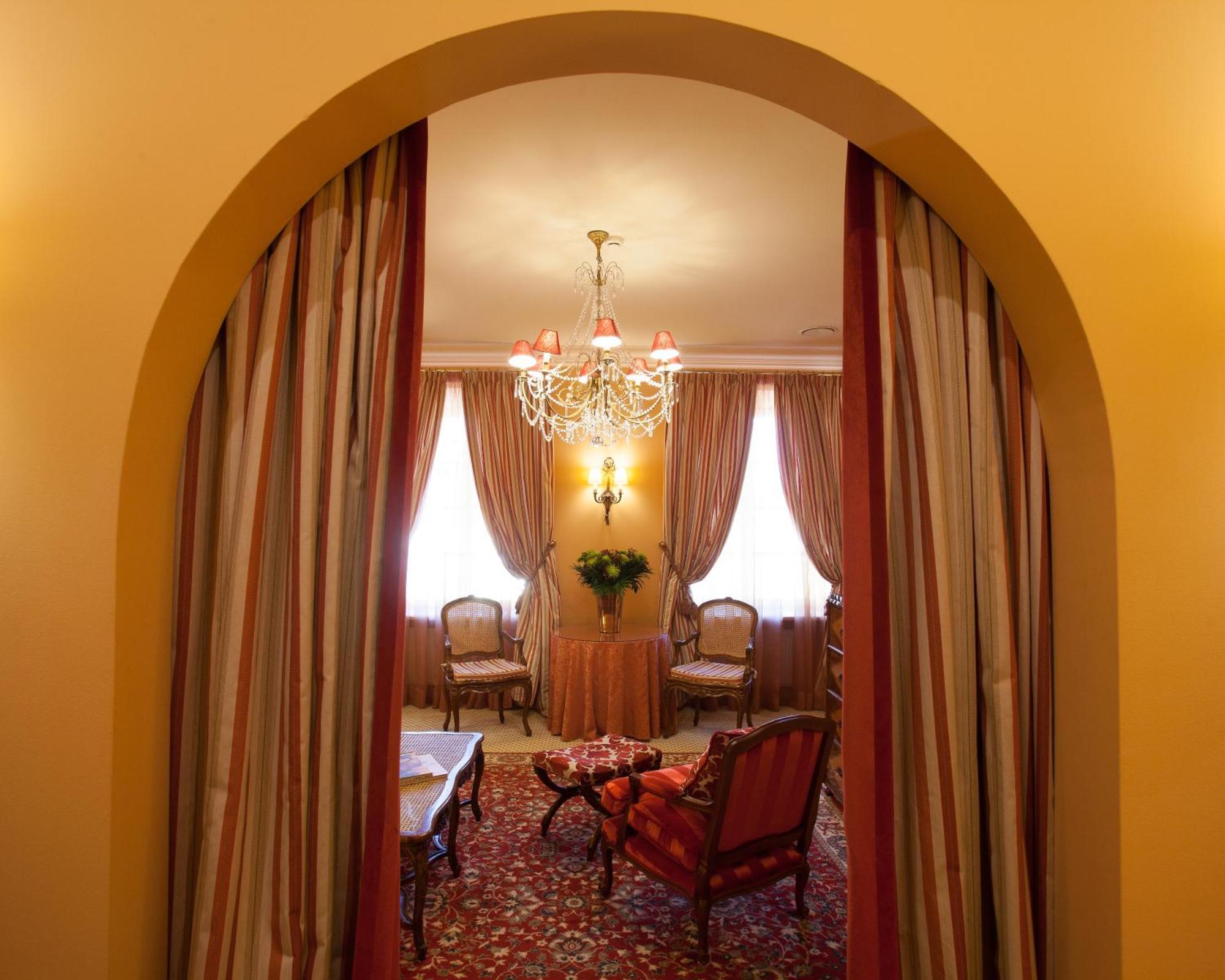 Narutis Hotel - Small Luxury Hotels Of The World Вилнюс Стая снимка Interior of the hotel