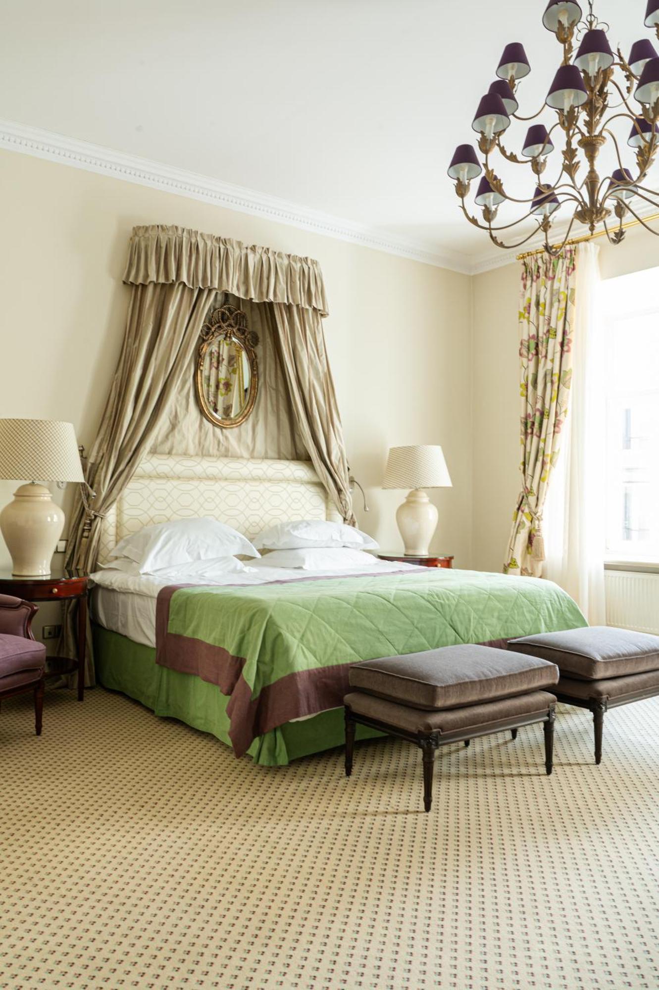 Narutis Hotel - Small Luxury Hotels Of The World Вилнюс Екстериор снимка A bed with a canopy