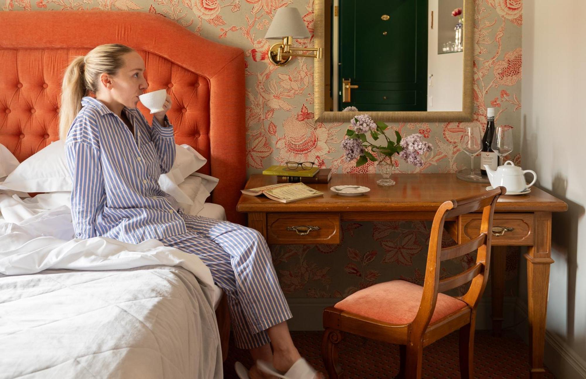 Narutis Hotel - Small Luxury Hotels Of The World Вилнюс Екстериор снимка A woman wearing pajamas