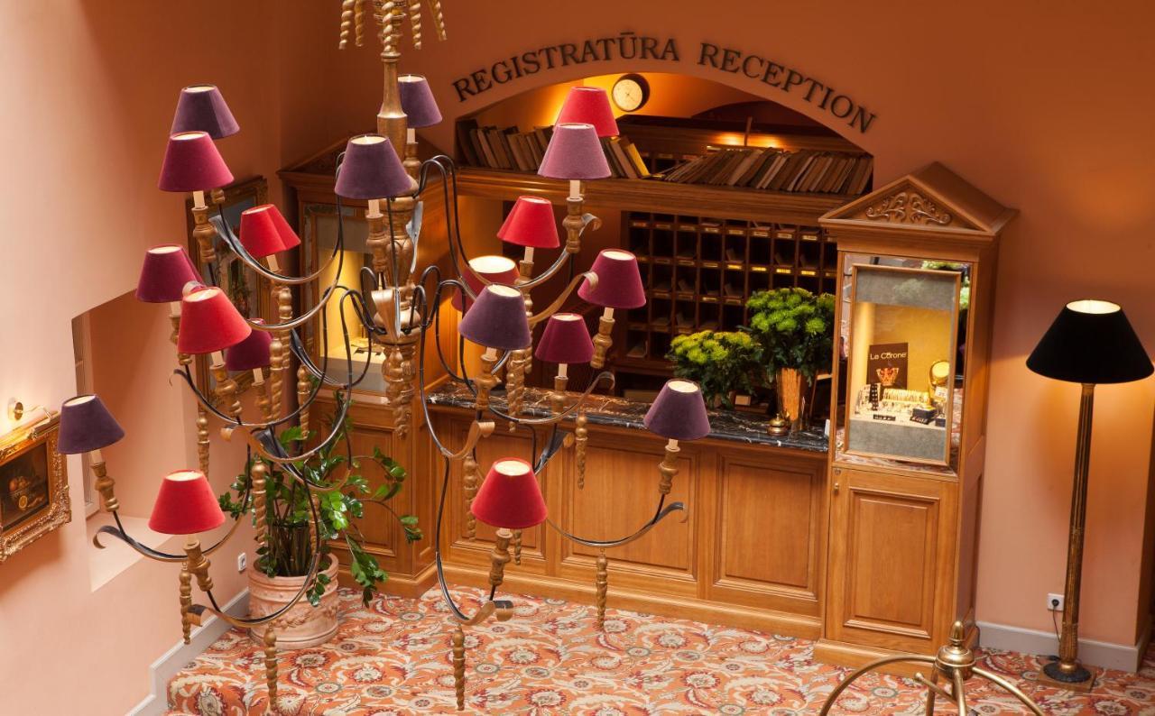 Narutis Hotel - Small Luxury Hotels Of The World Вилнюс Екстериор снимка Reception desk at the hotel