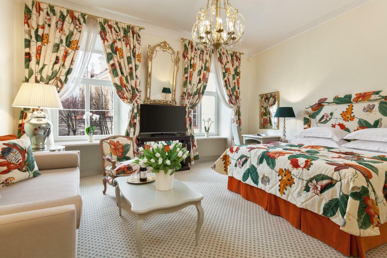 Narutis Hotel - Small Luxury Hotels Of The World Вилнюс Екстериор снимка A suite at the hotel
